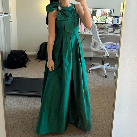 WORN ONLY ONCE FOR TWO HOURS. Green satin bow dress - Picture 4 of 4